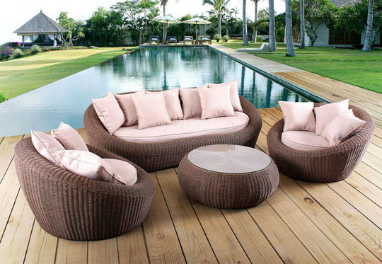 Optez pour des meubles gain de place pour un salon de jardin confortable