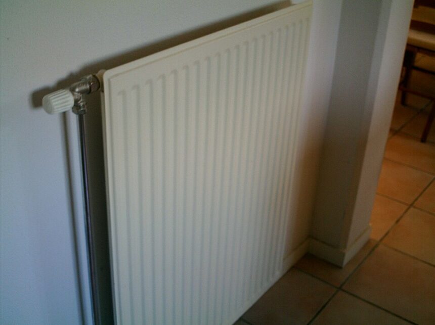 Radiateur moderne installé dans un intérieur confortable et lumineux