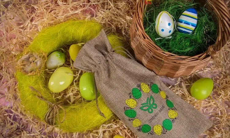 Cadeaux de Pâques emballés dans des sacs élégants en organza, jute ou lin