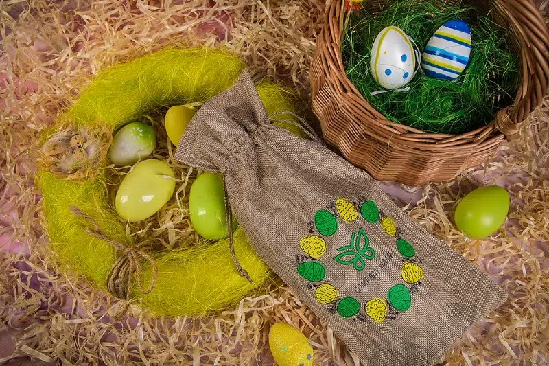 Cadeaux de Pâques emballés dans des sacs élégants en organza, jute ou lin