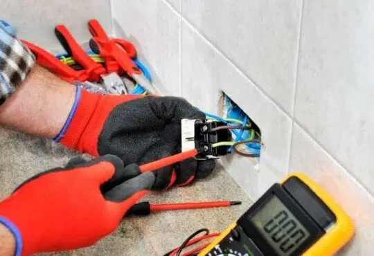 Tout savoir sur les EPI pour la protection contre les dangers électriques