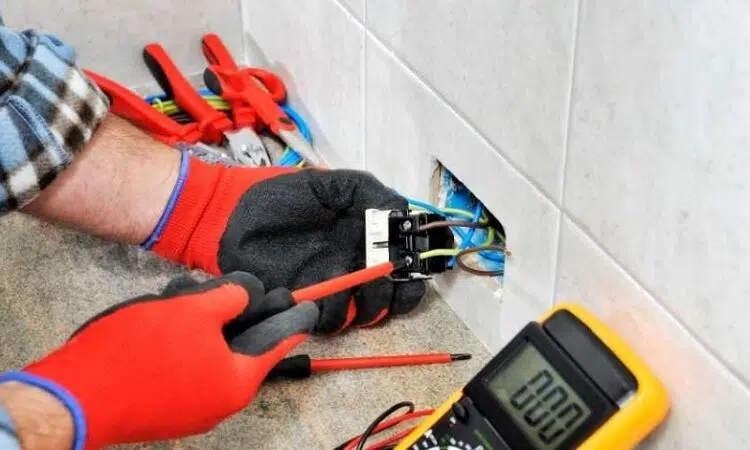 Tout savoir sur les EPI pour la protection contre les dangers électriques