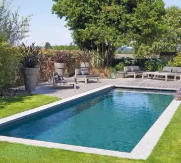Une piscine dans un jardin
