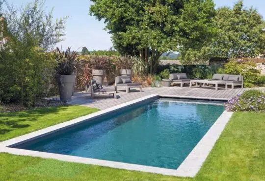 Une piscine dans un jardin