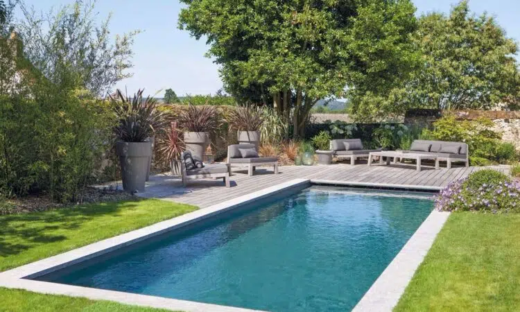 Une piscine dans un jardin