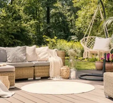 Une terrasse avec un salon