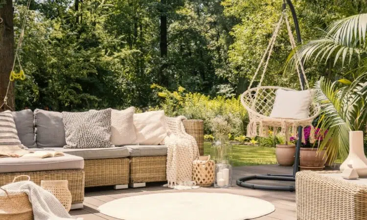 Une terrasse avec un salon