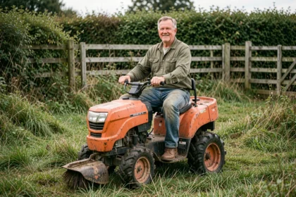 Homme sur une débroussailleuse autoportée d'occasion dans un jardin rural avec végétation dense