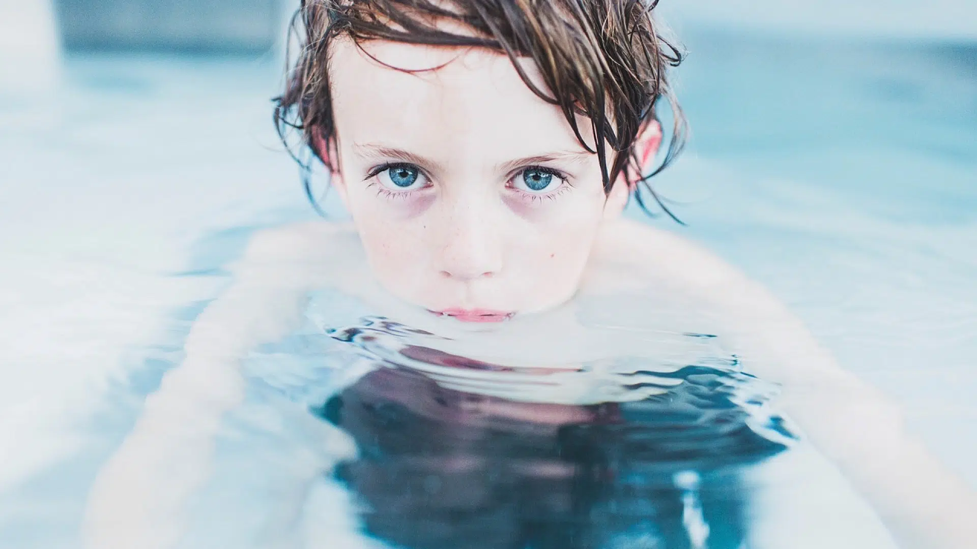 Les raisons expliquant pourquoi l'abri mi-haut de piscine est si populaire